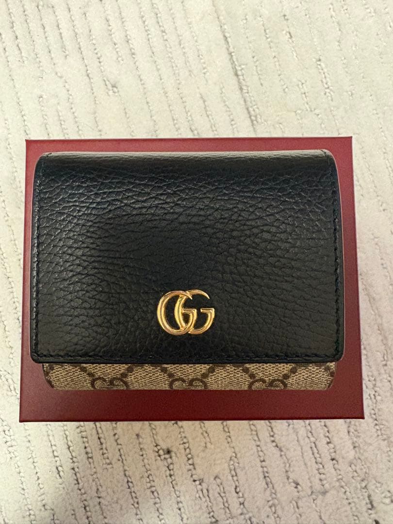 グッチ　GUCCI 二つ折り財布 ブラック ベージュ