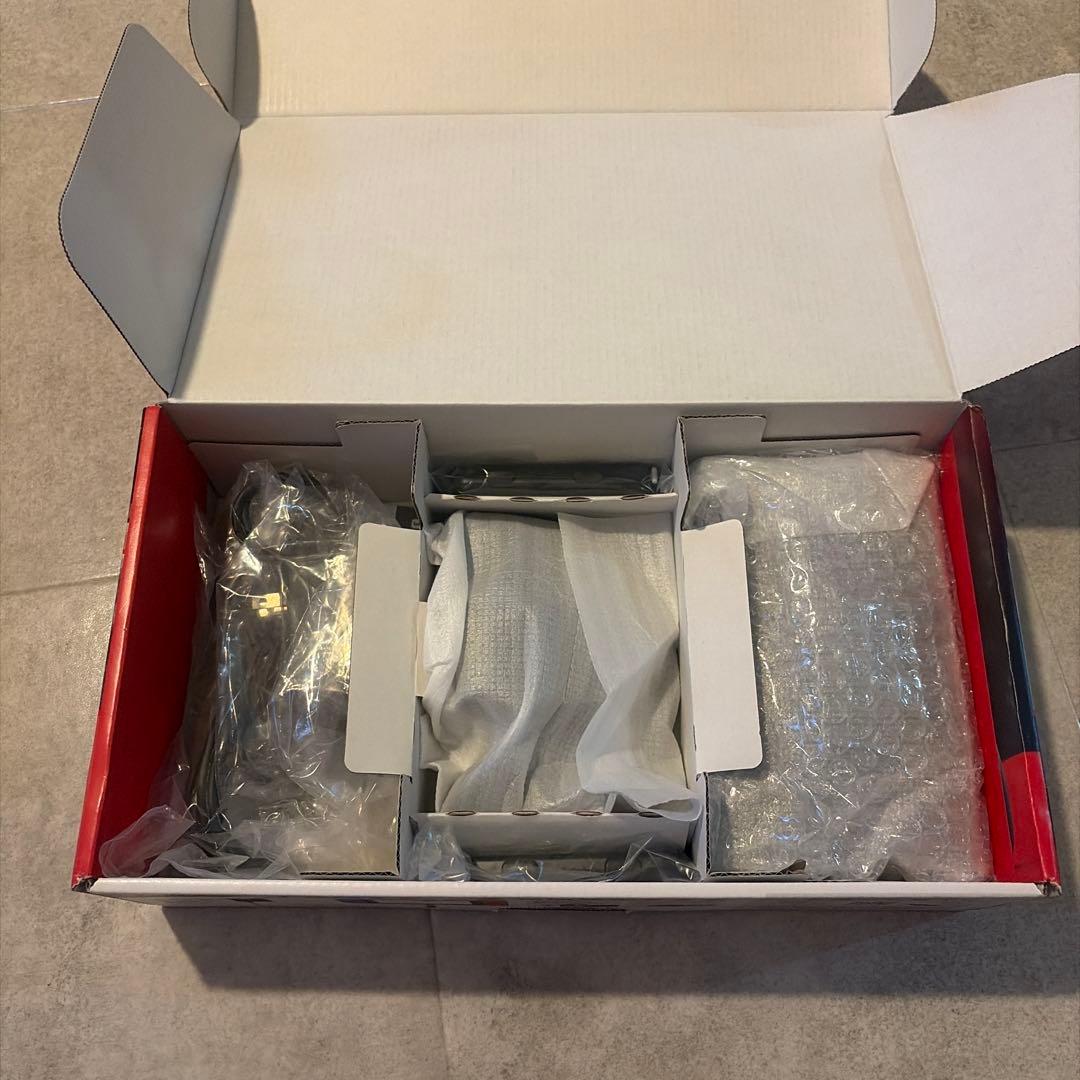 Switch本体とカセット4つセットです♪ 動作良好です。
