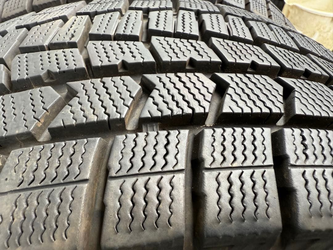 ダンロップスタッドレス205／60R16 92Q超深溝