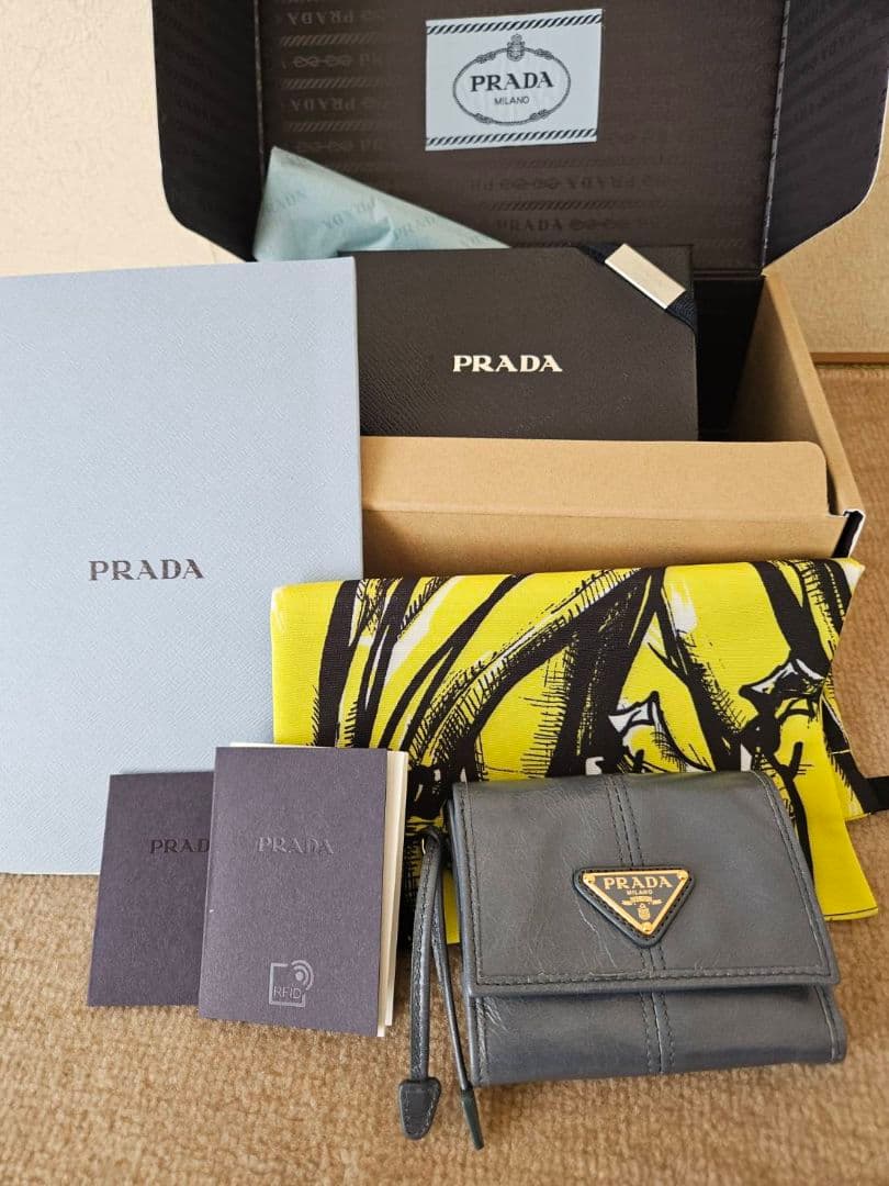 ソフトルックスレザー　PRADA 三つ折り財布