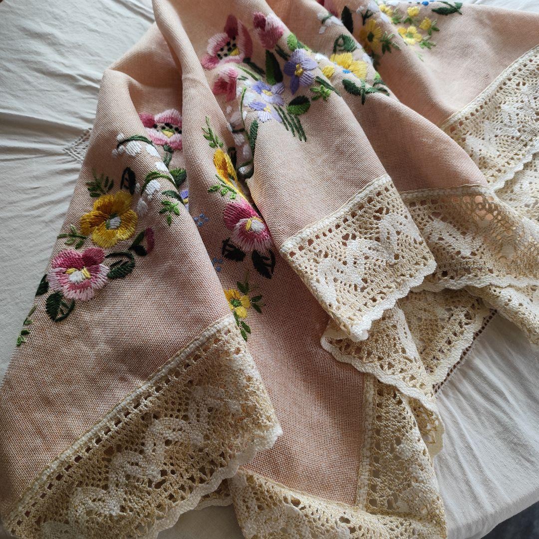 カロチャ刺繍 色とりどり　花の毛糸刺繍 野の花 テーブルクロス