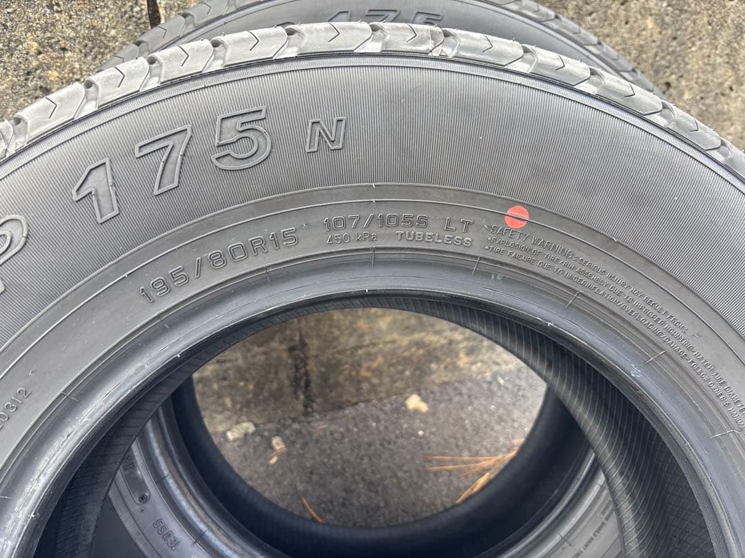 ハイエース　新車外し　DUNLOP 195/80R15 タイヤ 4本セット