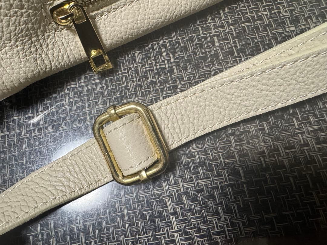 美品　AULENTTI オウレンティ　金具付きレ ザーボディバッグ オフホワイト