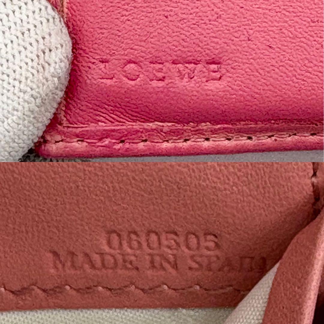 【美品】LOEWE 二つ折り財布 レザー アナグラム 型押し デカロゴ ピンク