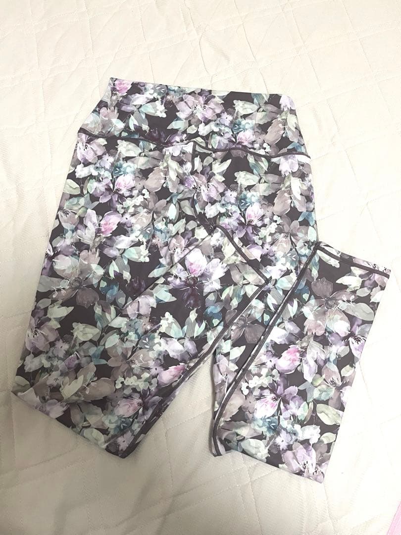 ★sukala 新品、未使用‼︎ 花柄パープル系ヨガウェア上下セット Lサイズ