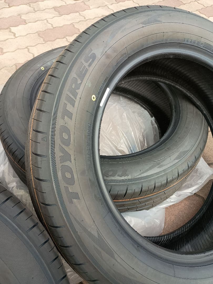 新車外しTOYO TIRES 18インチ スポーツタイヤ 4本セット