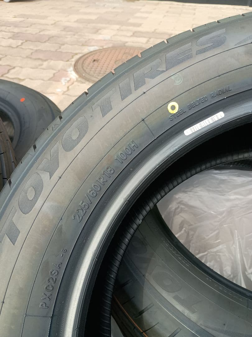 新車外しTOYO TIRES 18インチ スポーツタイヤ 4本セット