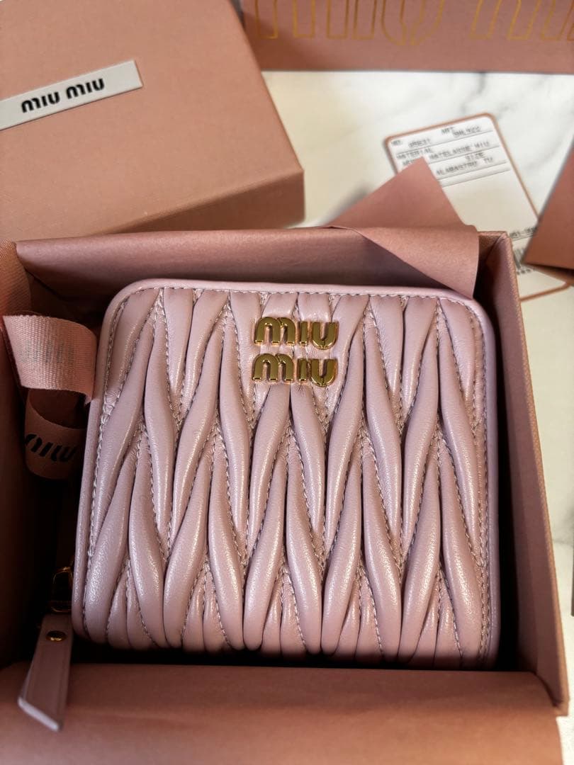 新品未使用MIU MIU 二つ折り財布 ピンク
