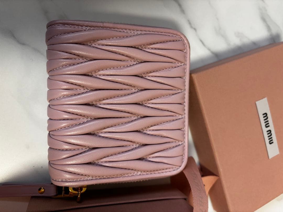 新品未使用MIU MIU 二つ折り財布 ピンク
