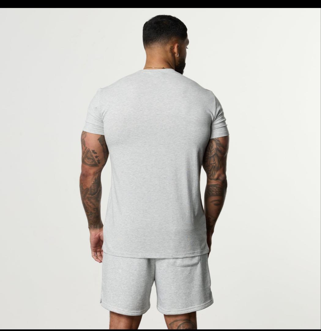 vanquish fitness スリムフィットTシャツ