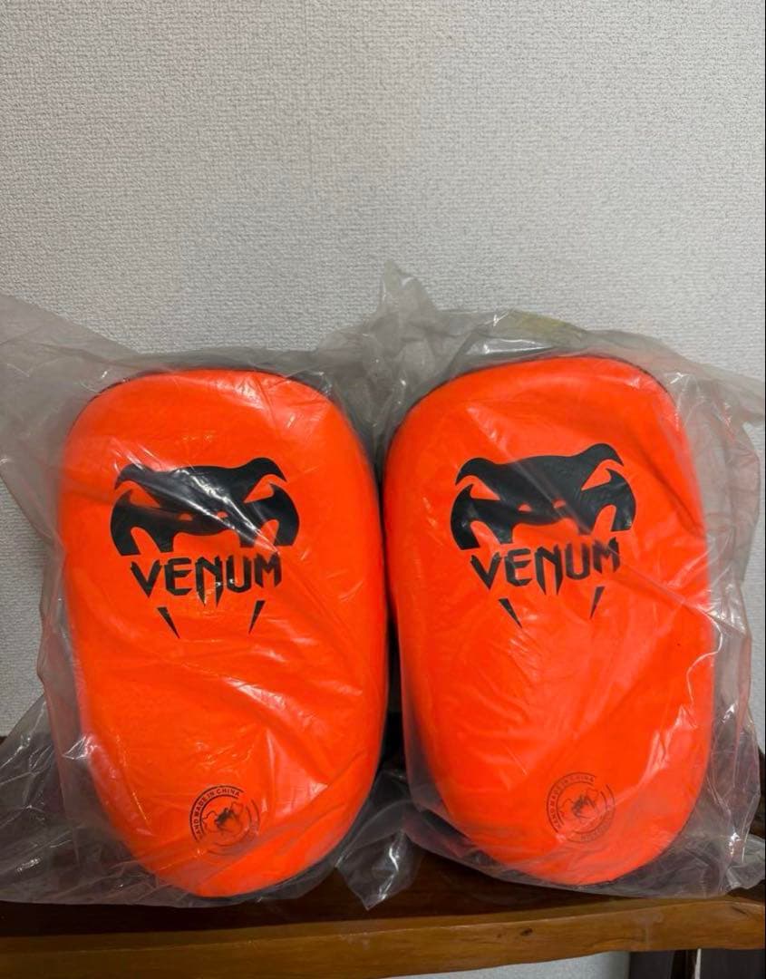 n*o様 【新品未開封】VENUM キックミットオレンジ【次回入荷は年末？】