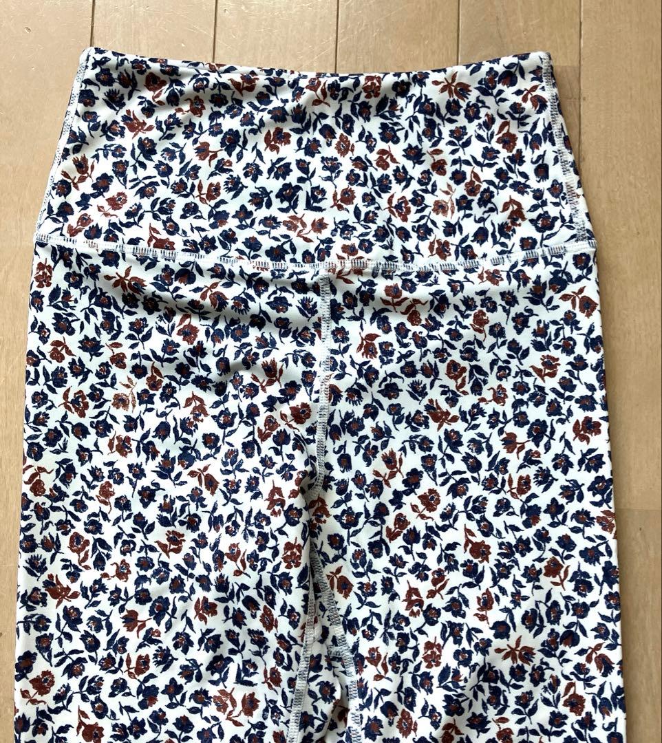 エミヨガ　小花柄スパッツレギンス　ホットヨガ