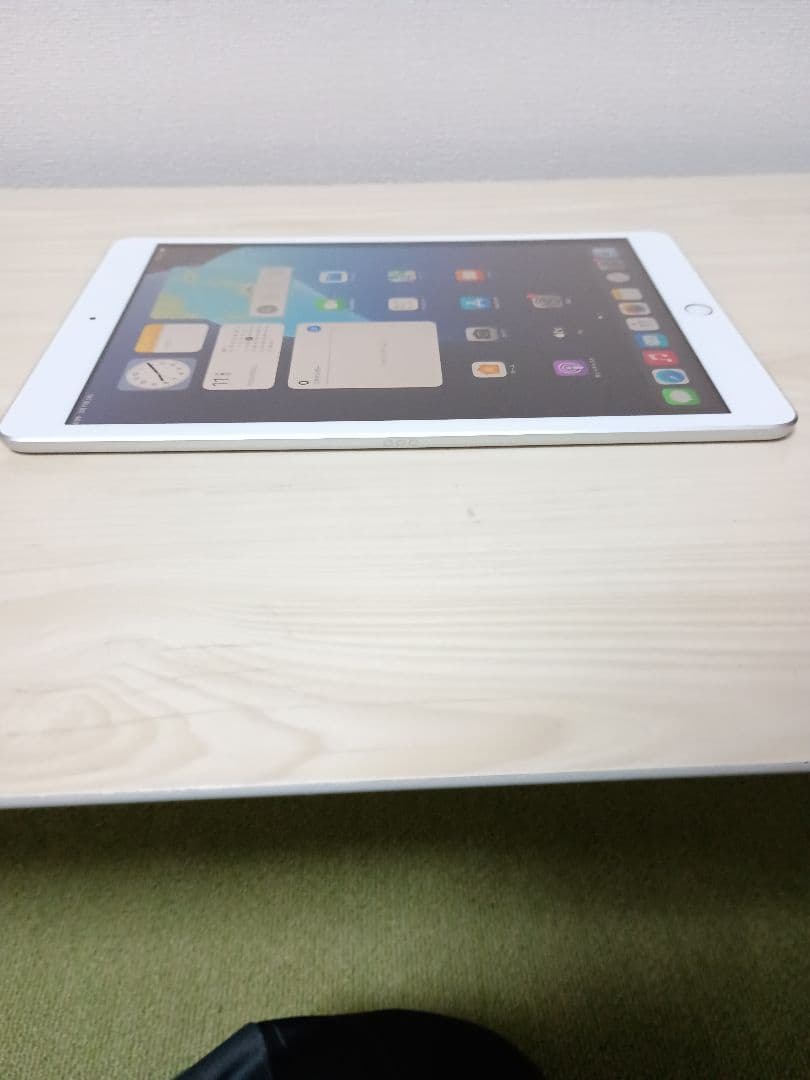 iPad　第七世代 シルバー Wi-Fiモデル Apple　32GB