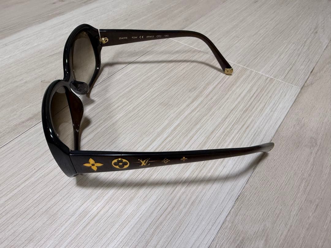Louis Vuitton ロゴ入りサングラス