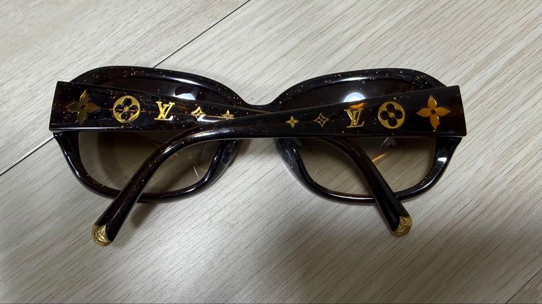 Louis Vuitton ロゴ入りサングラス