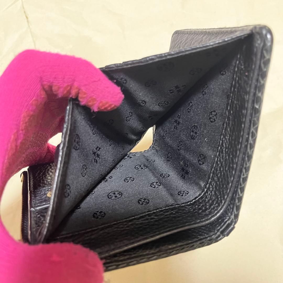 【トリーバーチ】 二つ折り財布 レザー ブラック デカロゴ チャーム コンパクト