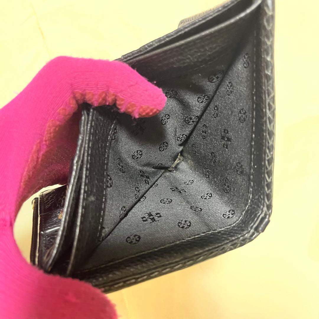 【トリーバーチ】 二つ折り財布 レザー ブラック デカロゴ チャーム コンパクト