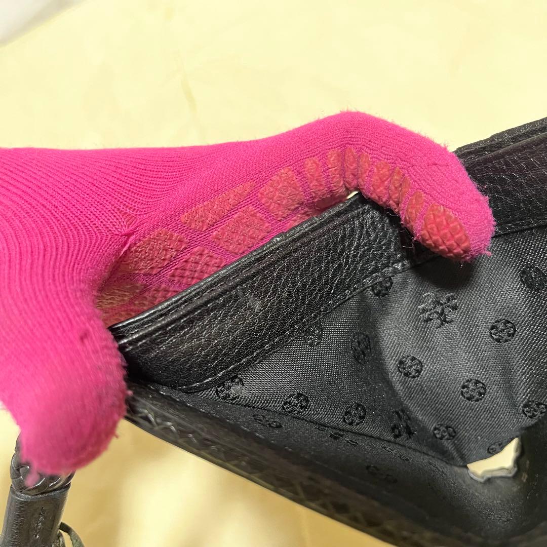 【トリーバーチ】 二つ折り財布 レザー ブラック デカロゴ チャーム コンパクト