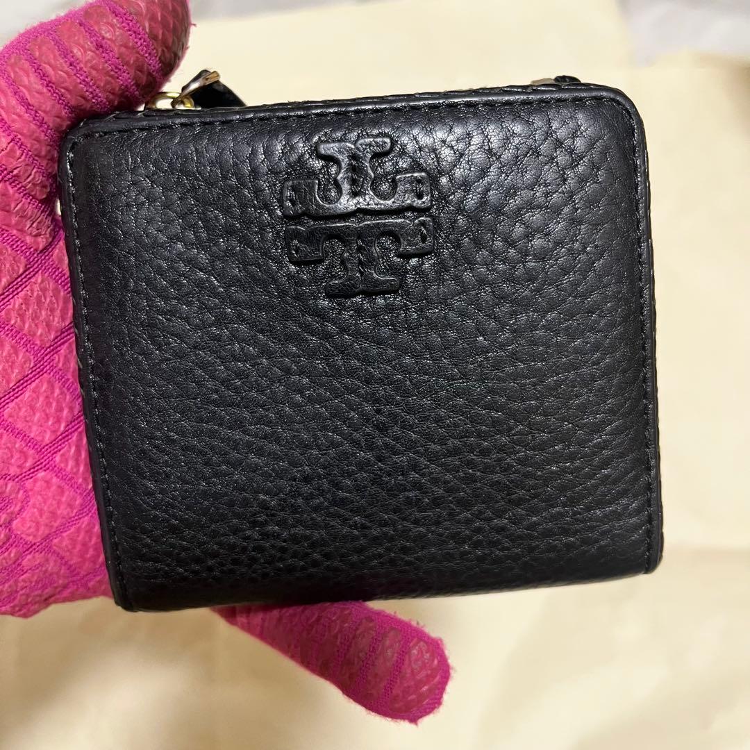 【トリーバーチ】 二つ折り財布 レザー ブラック デカロゴ チャーム コンパクト