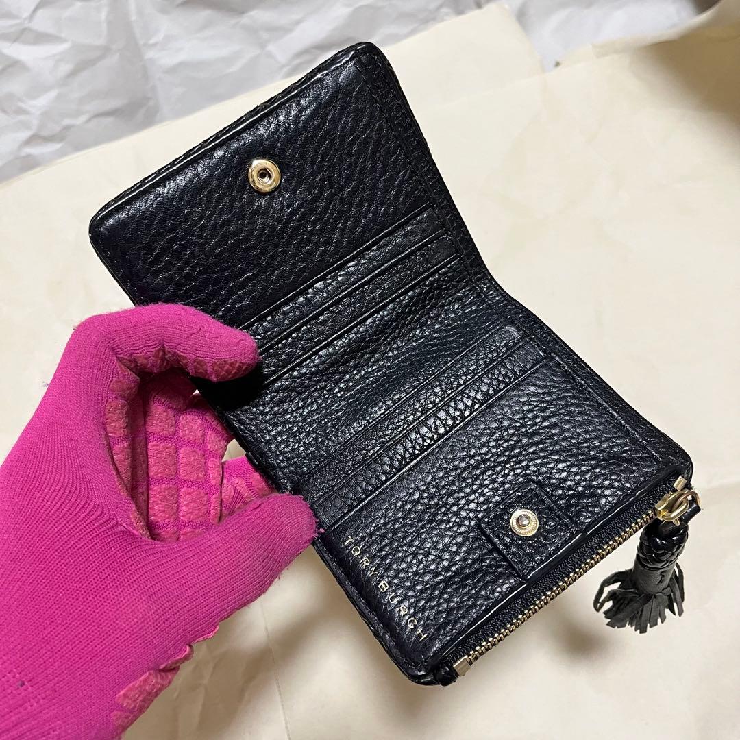 【トリーバーチ】 二つ折り財布 レザー ブラック デカロゴ チャーム コンパクト
