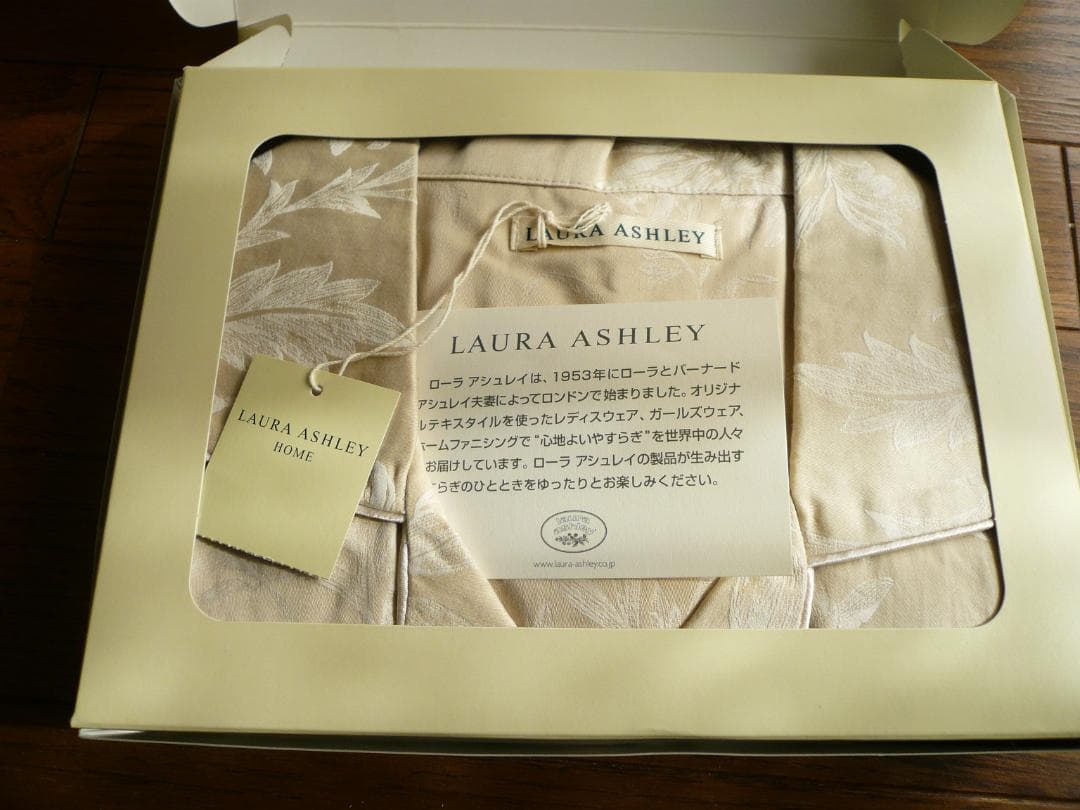 新品タグ付き箱入り　LAURA ASHLEY ローラアシュレイ　レディスパジャマ
