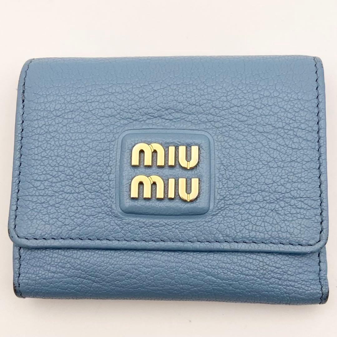 極美品/現行品● ミュウミュウ 折り財布 三つ折り ロゴ 金具 ブルー レザー