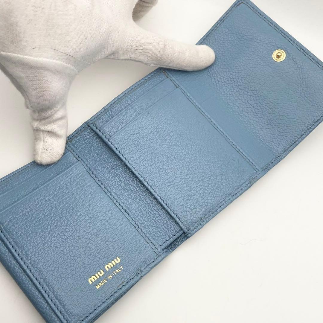 極美品/現行品● ミュウミュウ 折り財布 三つ折り ロゴ 金具 ブルー レザー