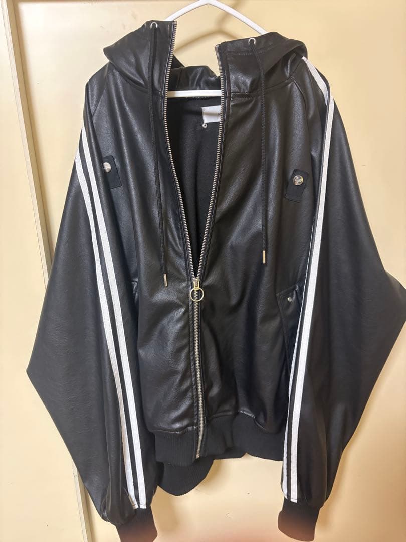 合成皮革レザー　ジップパーカー　ブルゾン