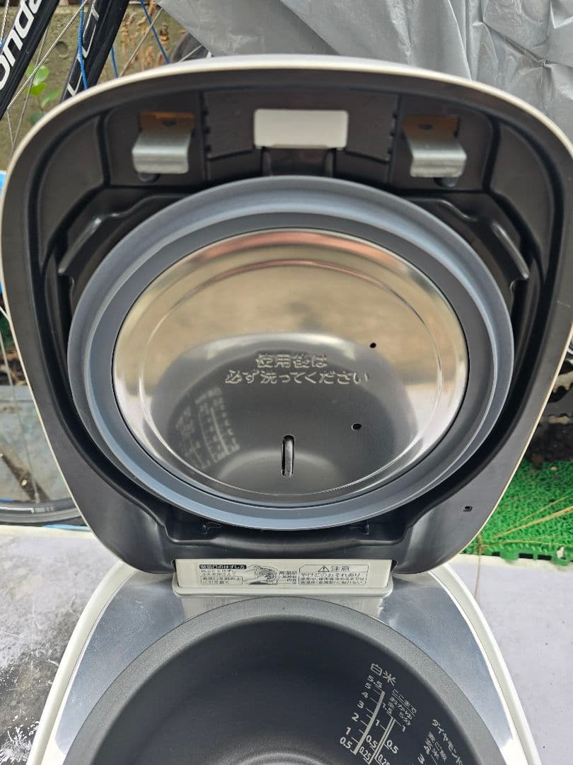 TOSHIBA 真空圧力IH炊飯器 RC-10vxt 2023