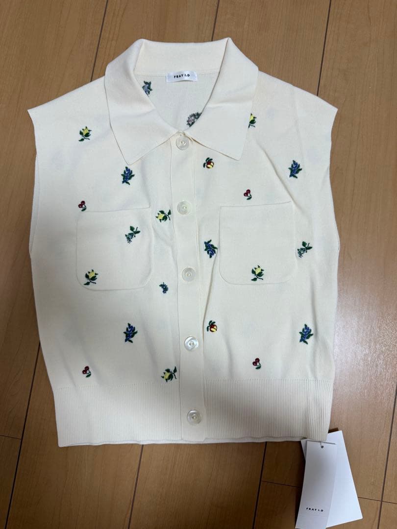 【完売商品】フルーツ刺繍ポロカラーノースリニットジレ※新品タグ付き