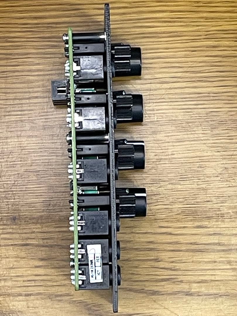 behringer FOUR PLAY モジュラーシンセ　ユーロラック