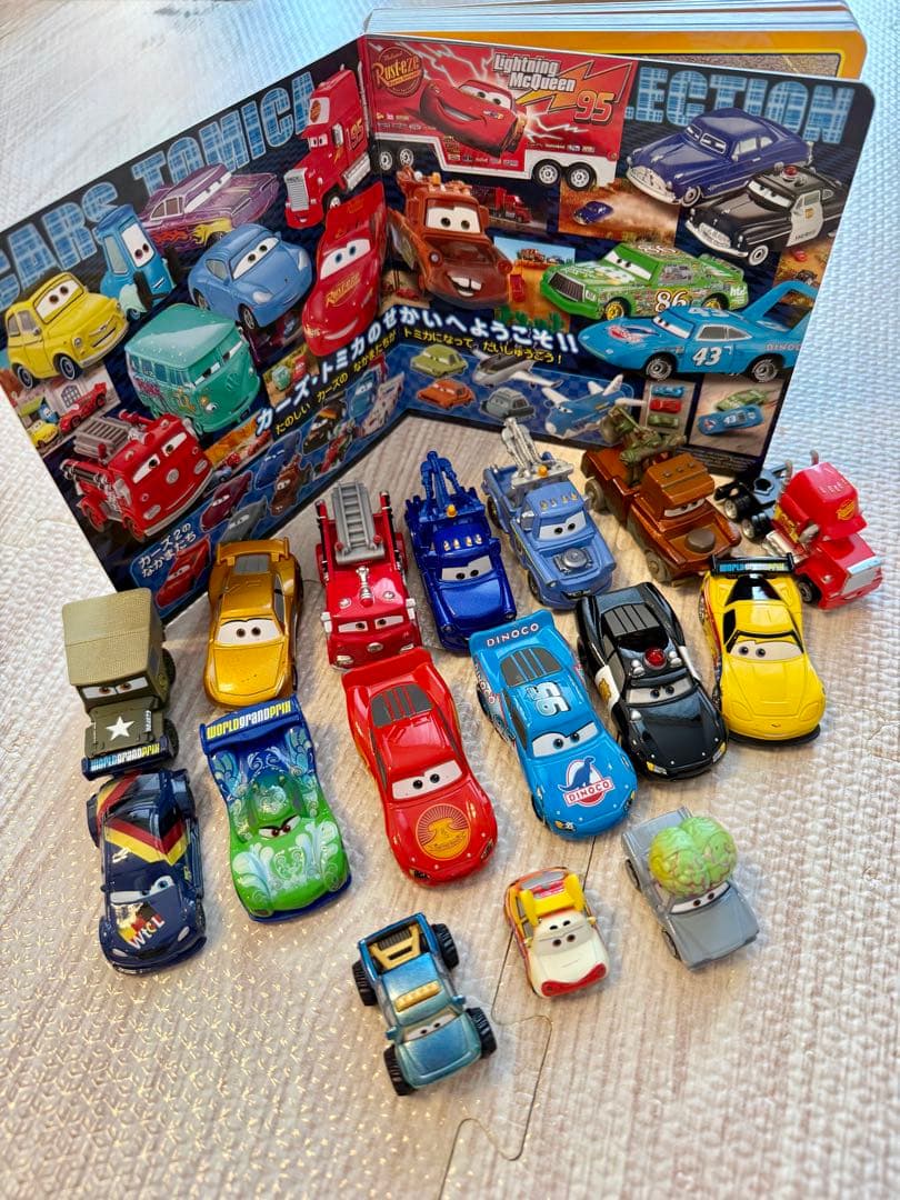 トミカ カーズ 絵本付き　まとめ売り