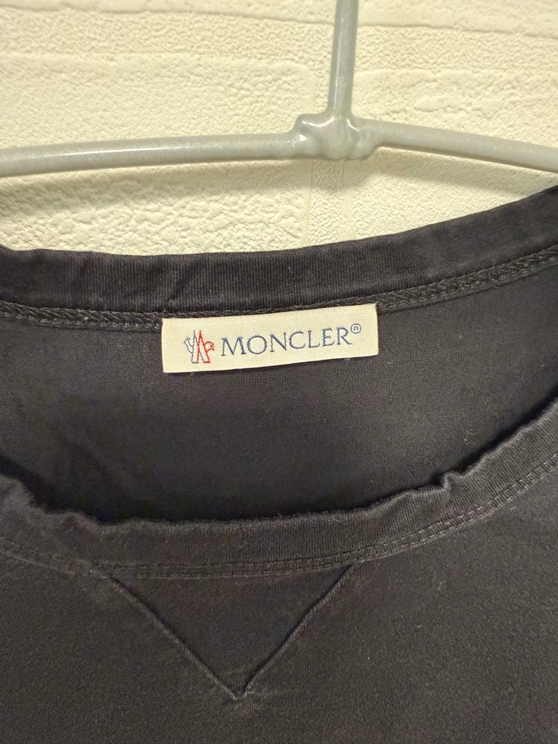 【美品】MONCLER　Tシャツ　ダブルワッペン　サイズM　メンズ　黒　デカロゴ