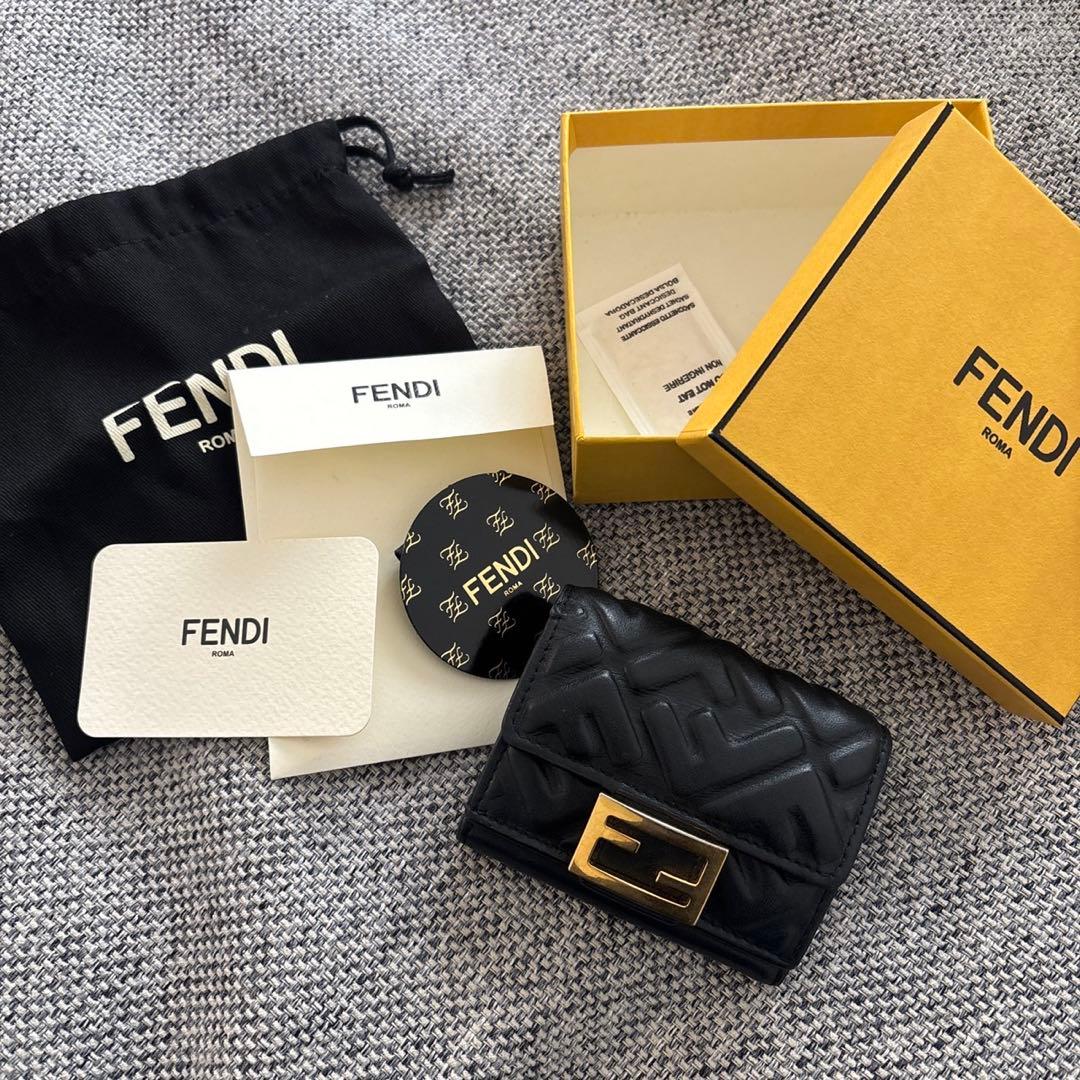 Fendi エンボス加工 ブラック三つ折り財布