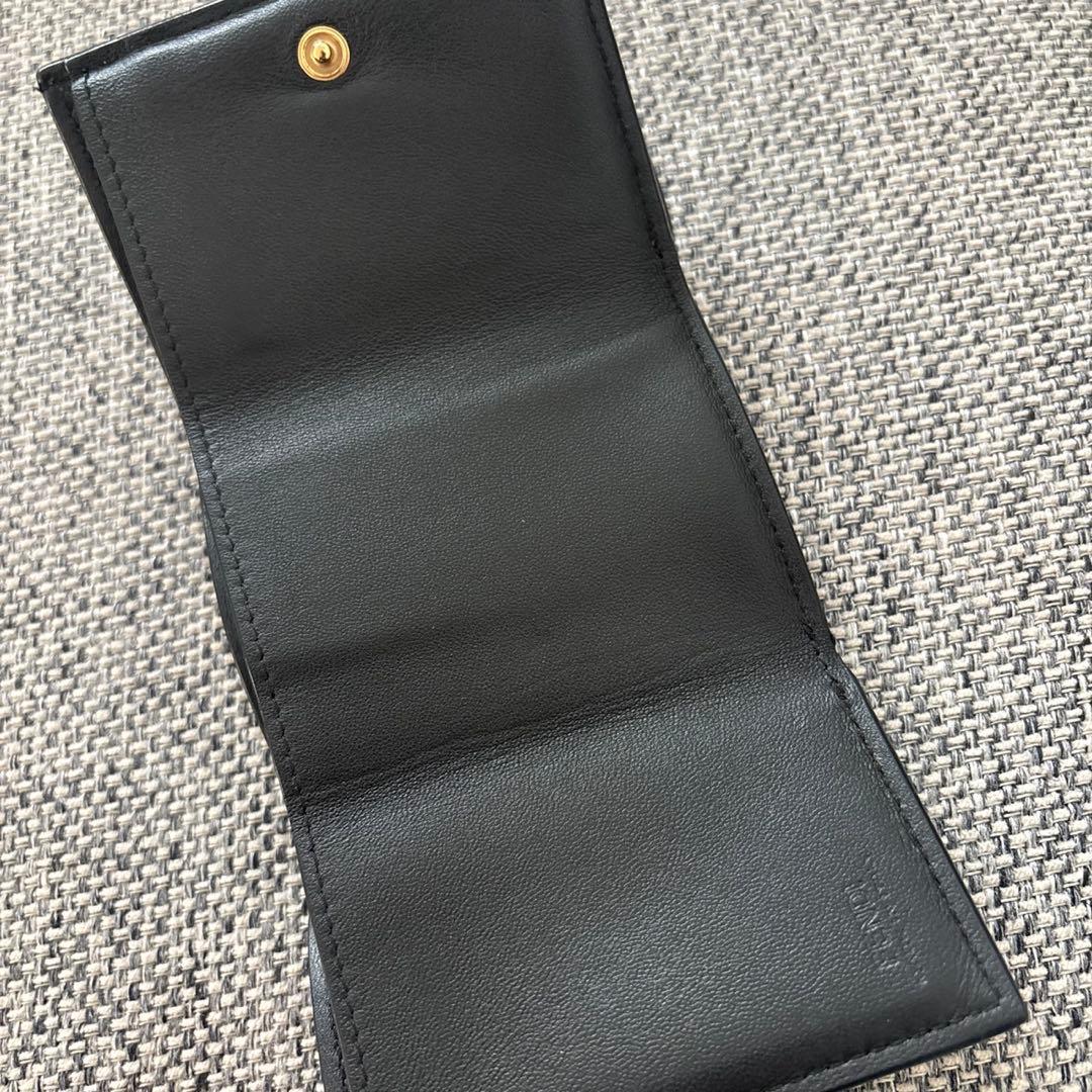 Fendi エンボス加工 ブラック三つ折り財布