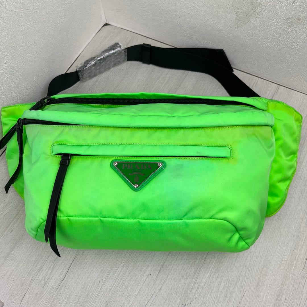 近年モデル PRADA プラダ ボディバッグ ショルダーバッグ グリーン