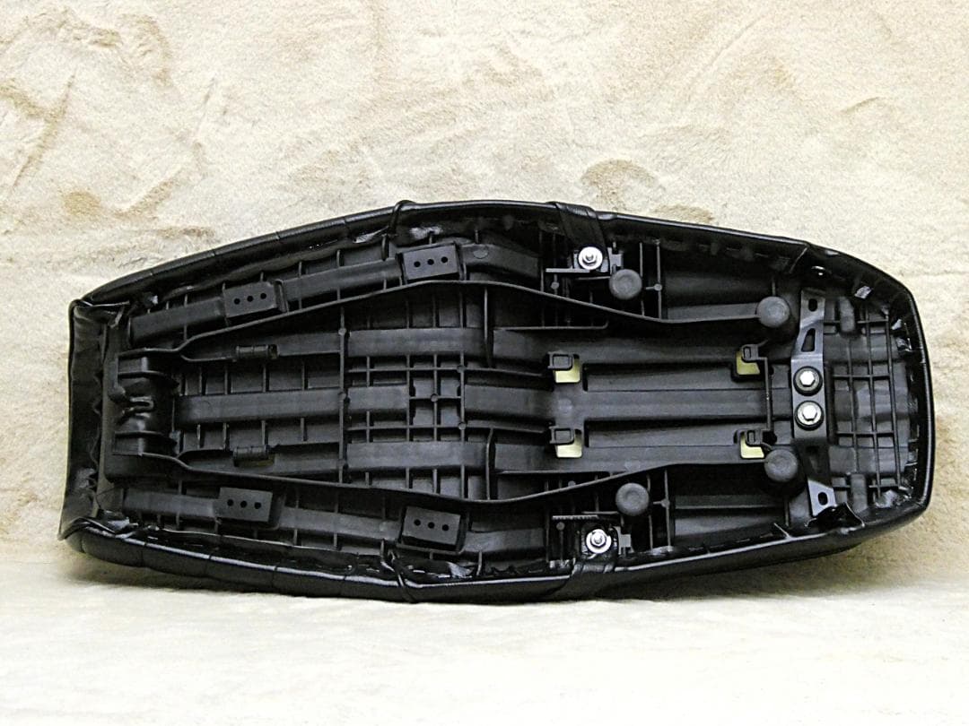 GB350S 黒皮 タックロールシート/レザーNC59ブラック
