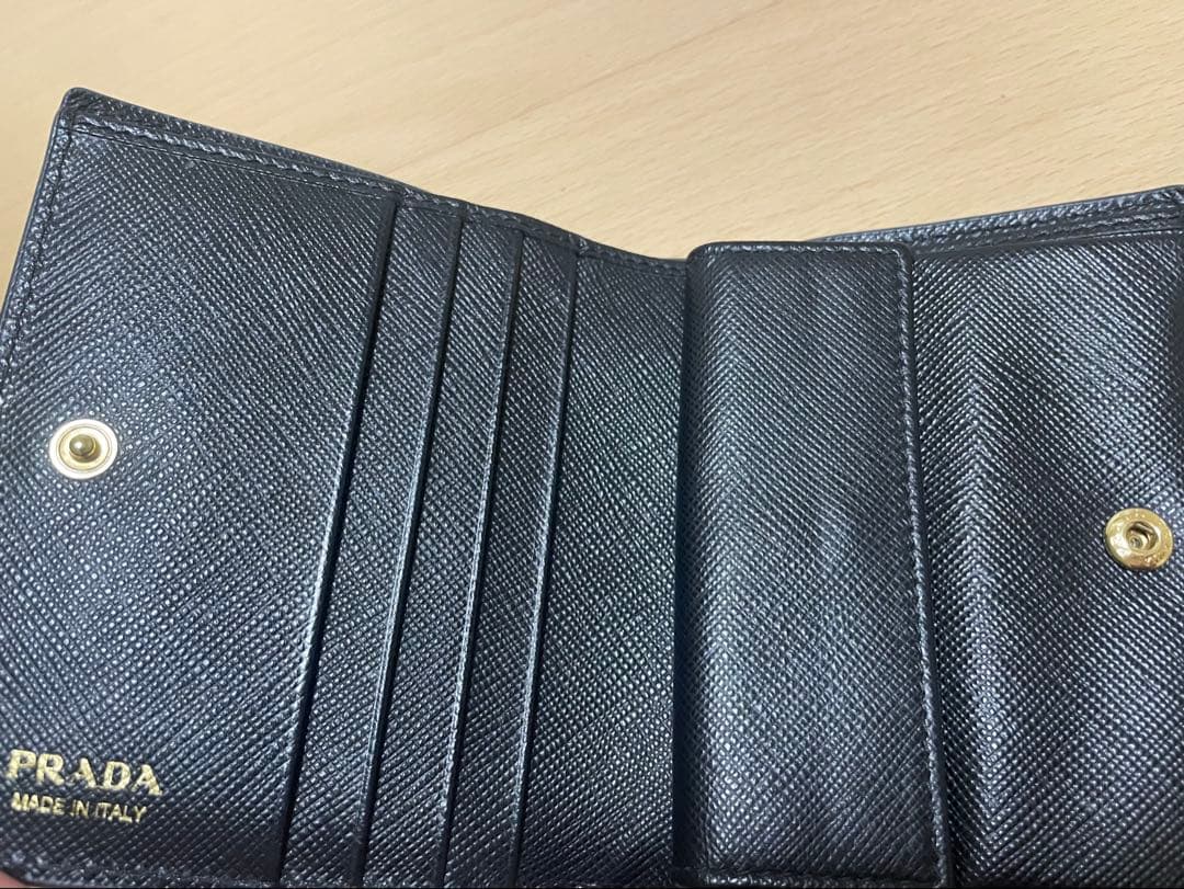 プラダ　コンパクト　財布　リップ　定番