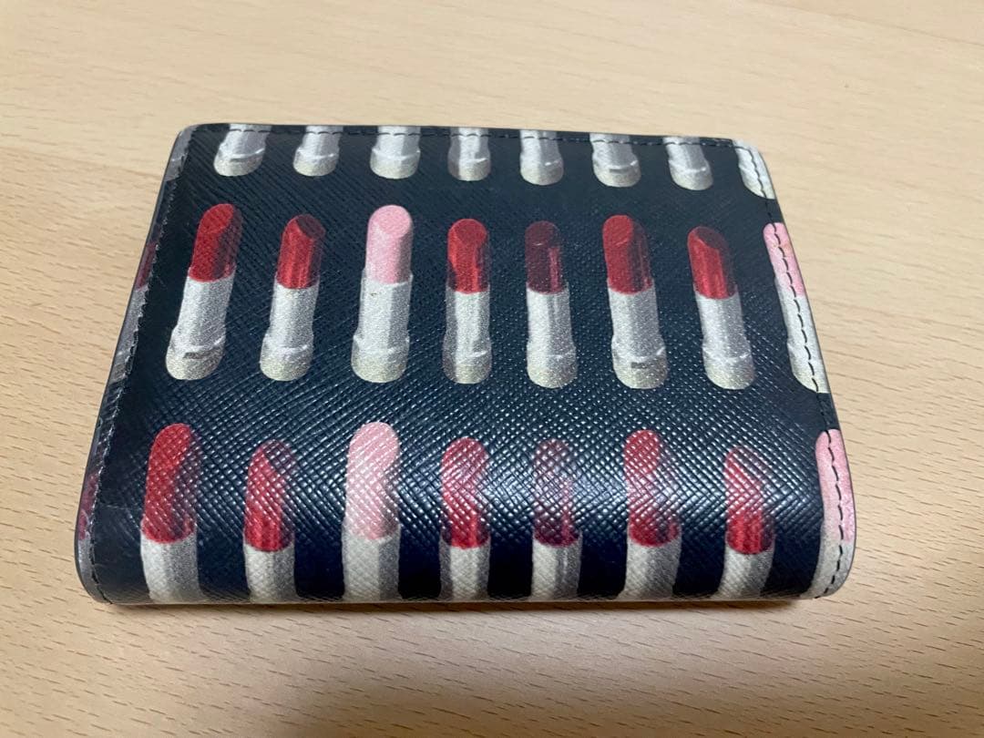 プラダ　コンパクト　財布　リップ　定番