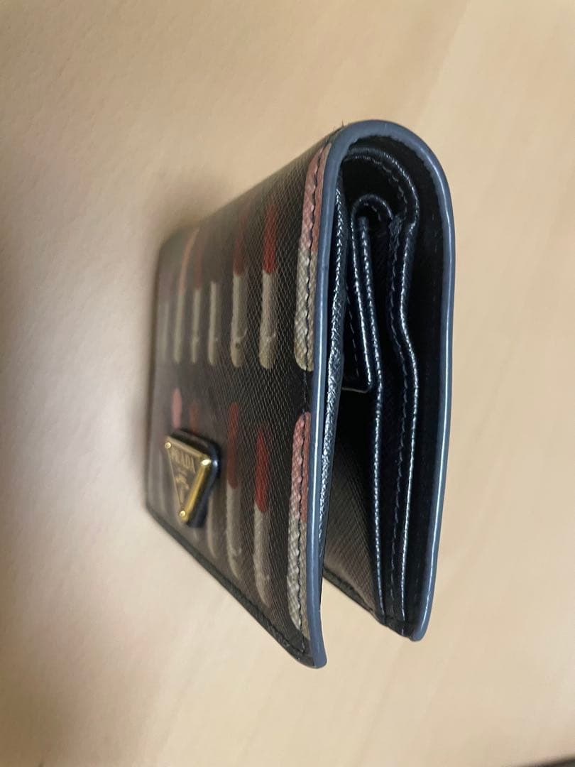 プラダ　コンパクト　財布　リップ　定番