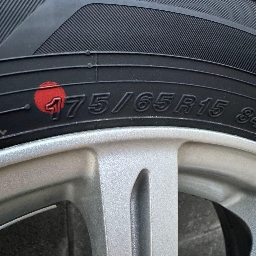 24年製造175/65R15スタッドレスタイヤ アルミホイール4本セット アクア