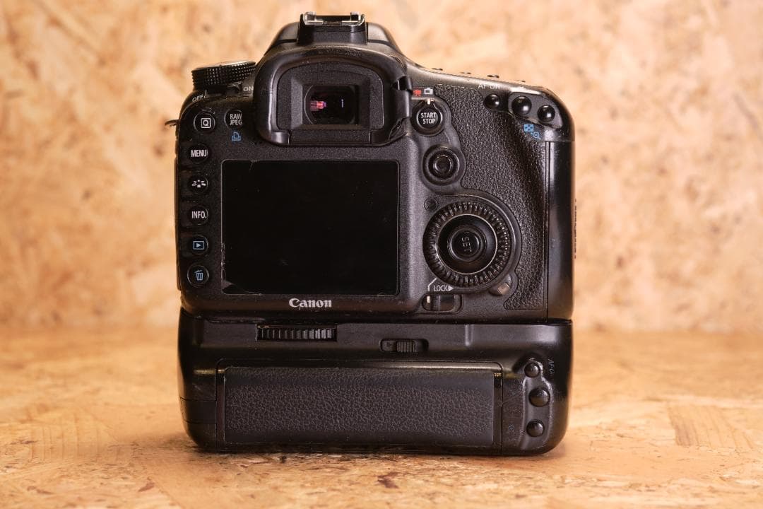 練習用に CANON EOS 7D初代 ボディ 縦グリ付。一応使えます。訳あり