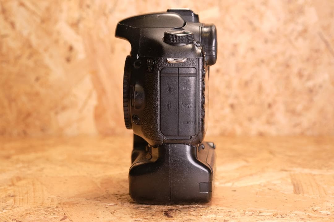 練習用に CANON EOS 7D初代 ボディ 縦グリ付。一応使えます。訳あり