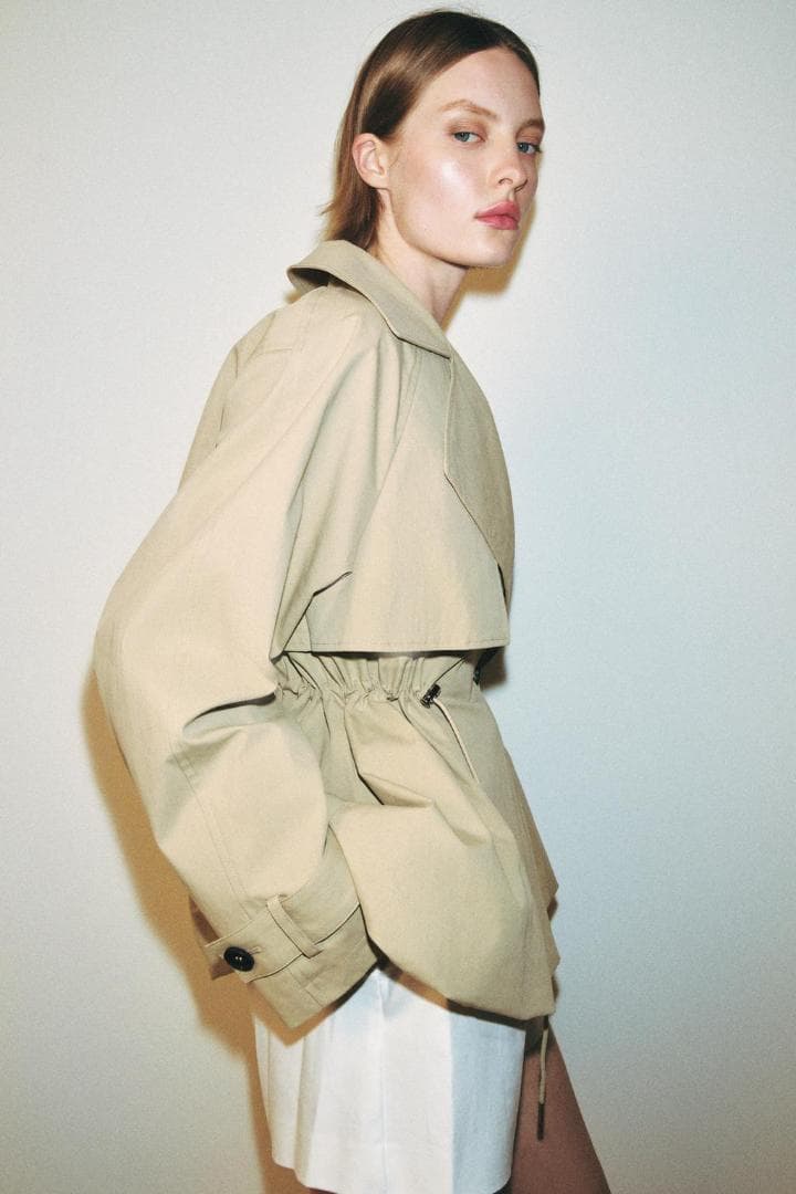 新品 ZARA 調節可能なウエスト ショートトレンチコート 色 XS