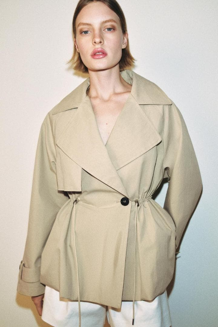 新品 ZARA 調節可能なウエスト ショートトレンチコート 色 XS