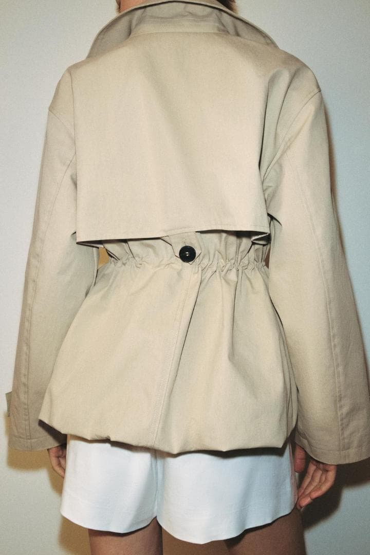 新品 ZARA 調節可能なウエスト ショートトレンチコート 色 XS