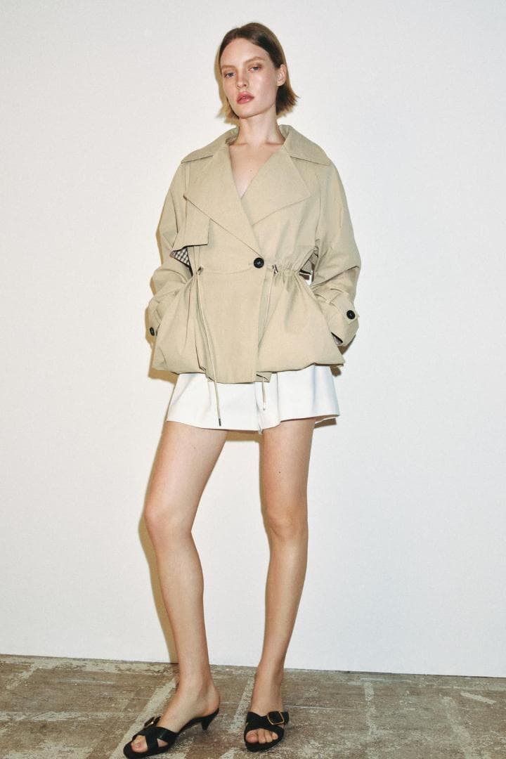 新品 ZARA 調節可能なウエスト ショートトレンチコート 色 XS