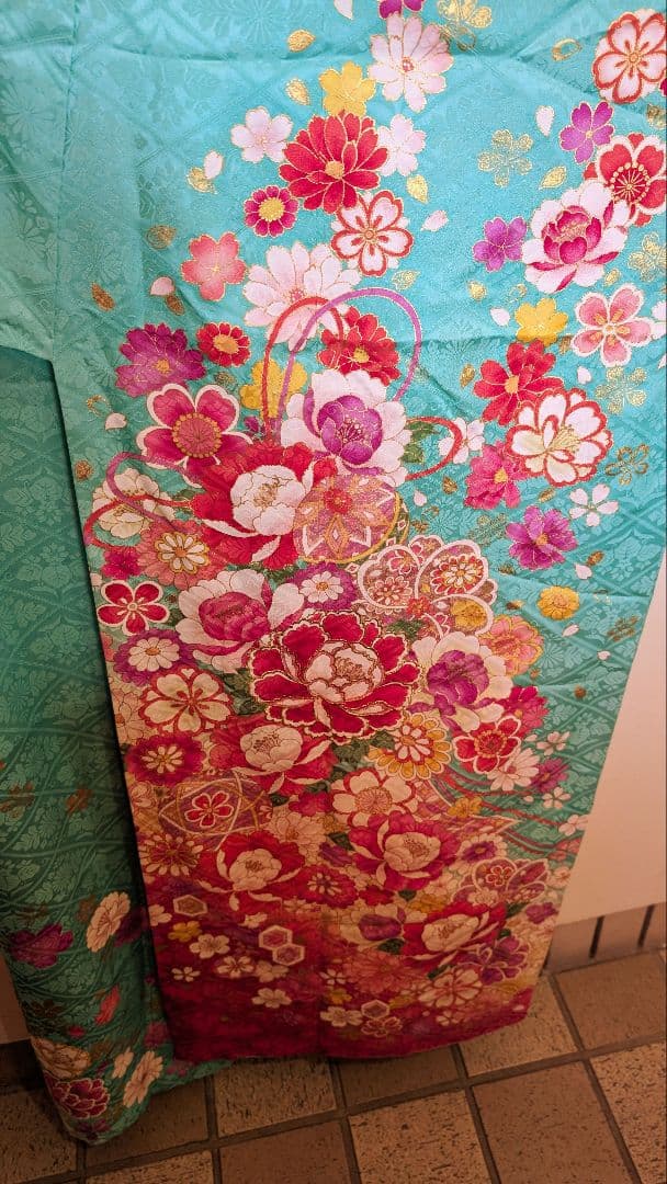ターコイズ色に花柄の振袖•訳あり♪