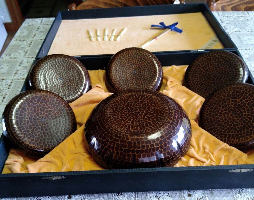 【橘】黄銅製 内銀 槌目 菓子器菓子鉢 茶道具 縁銀 銅製古鏡型（箱付き）