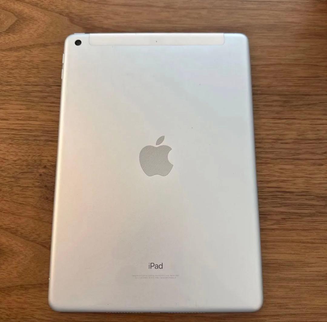 第5世代iPad Cellularモデル（SIMフリー）シルバー　32GB